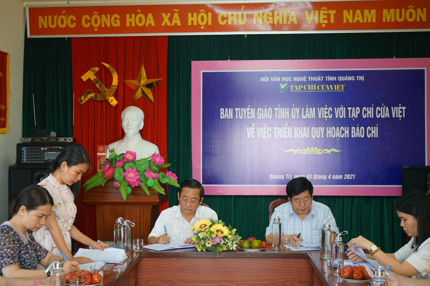 Nhà báo Đoàn Phương Nam, Tổng biên tập Tạp chí Cửa Việt báo cáo tình hình và kế hoạch hoạt động của tạp chí trong thời gian tới